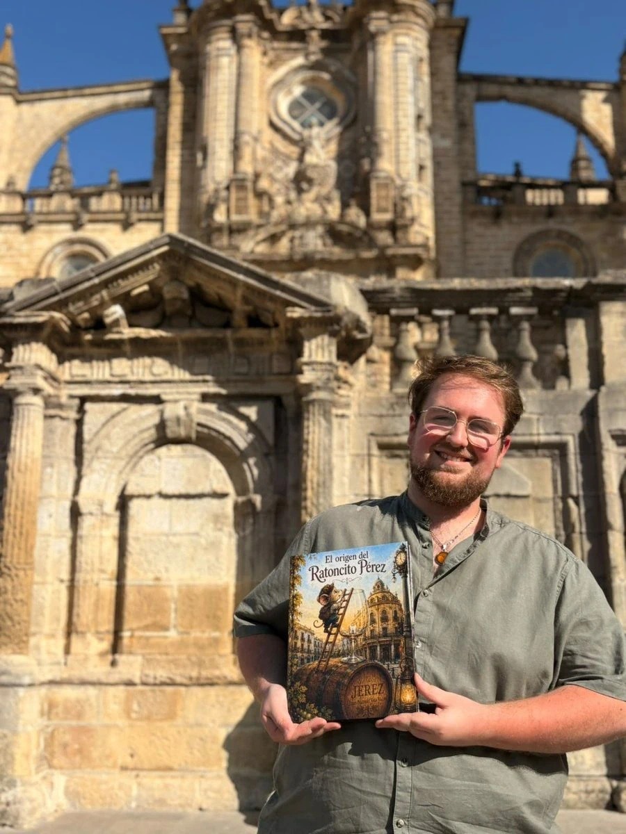 Juan Manuel Vela Vacas sosteniendo su libro El origen del Ratoncito Pérez en Jerez