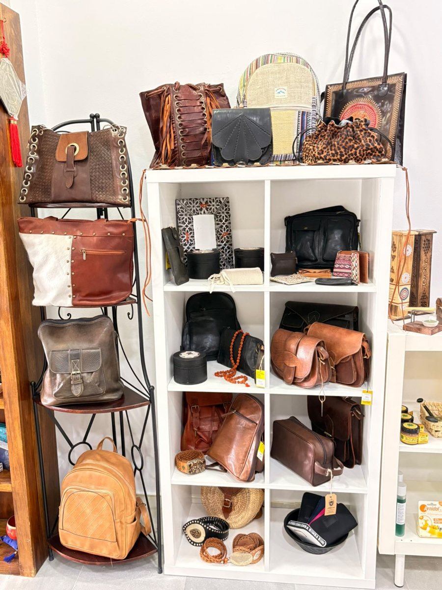 Bolsos, regalos y complementos disponibles en Vida Sana